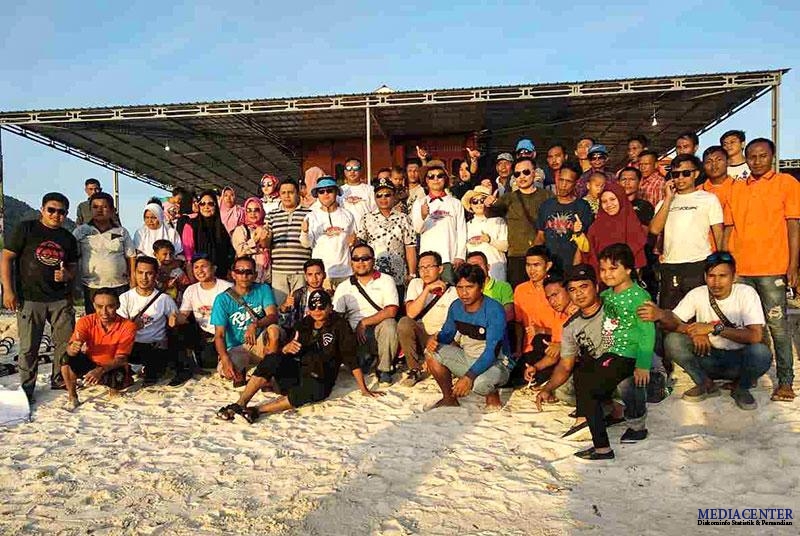 Boyong 300 Karyawan, PT Harim Gorontalo Berlibur Di Pantai Ratu